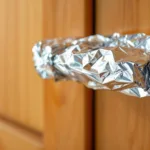 טיפ פשוט ונוח לשמירה על ידיות דלת נקיות וללא צורך בפלסטיק או בד, בעזרת נייר אלומיניום שישמור עליהם מפגעים וחלודה.