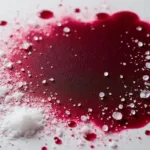 גלה כיצד להשתמש במלח גס כדי להסיר כתמי יין במהירות וביעילות בתוך דקה אחת בלבד.