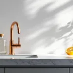 גלה כיצד חומץ טבעי משפיע על הצנרת שלכם ללא שימוש בחומרי ניקוי או כימיקלים מזיקים, לשמירה על צנרת נקייה ובריאה.