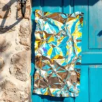 גלה מדוע מופיע נייר אלומיניום על דלת הבית שלך ומה המשמעות שלו. הסבר פשוט וברור שיעזור לך להבין את התופעה הלא צפויה הזו.