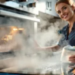 עובדת ניקיון מקצועית חושפת טריק אדים פשוט ויעיל שממיס את שומן התנור בקלות וללא צורך בשפשוף מייגע. גלו כיצד לנקות את התנור בצורה מהירה ונקייה.