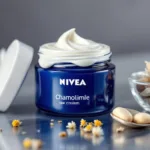 דרמטולוג מוסמך חושף את המרכיבים האמיתיים בקרם הכחול של ניוואה ומסביר כיצד הם משפיעים על העור שלכם.