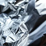 גלה מדוע הצד המבריק של נייר האלומיניום שונה מהצד הכהה וכיצד ההבדלים משפיעים על שימושים במטבח ובתעשייה.