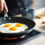 שף יפני מסביר את הסיבה לכך שהביצים מחליקות בצורה מושלמת מהמחבת ללא צורך בשמן, וטיפים לבישול קל ונקי.
